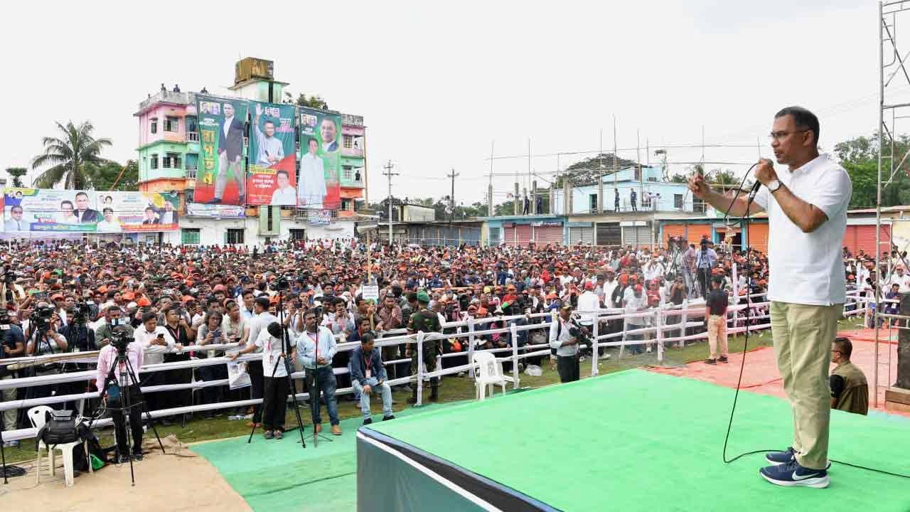 বরুড়ার পথসভায় বক্তব্য রাখেন প্রধানমন্ত্রী তারেক রহমান