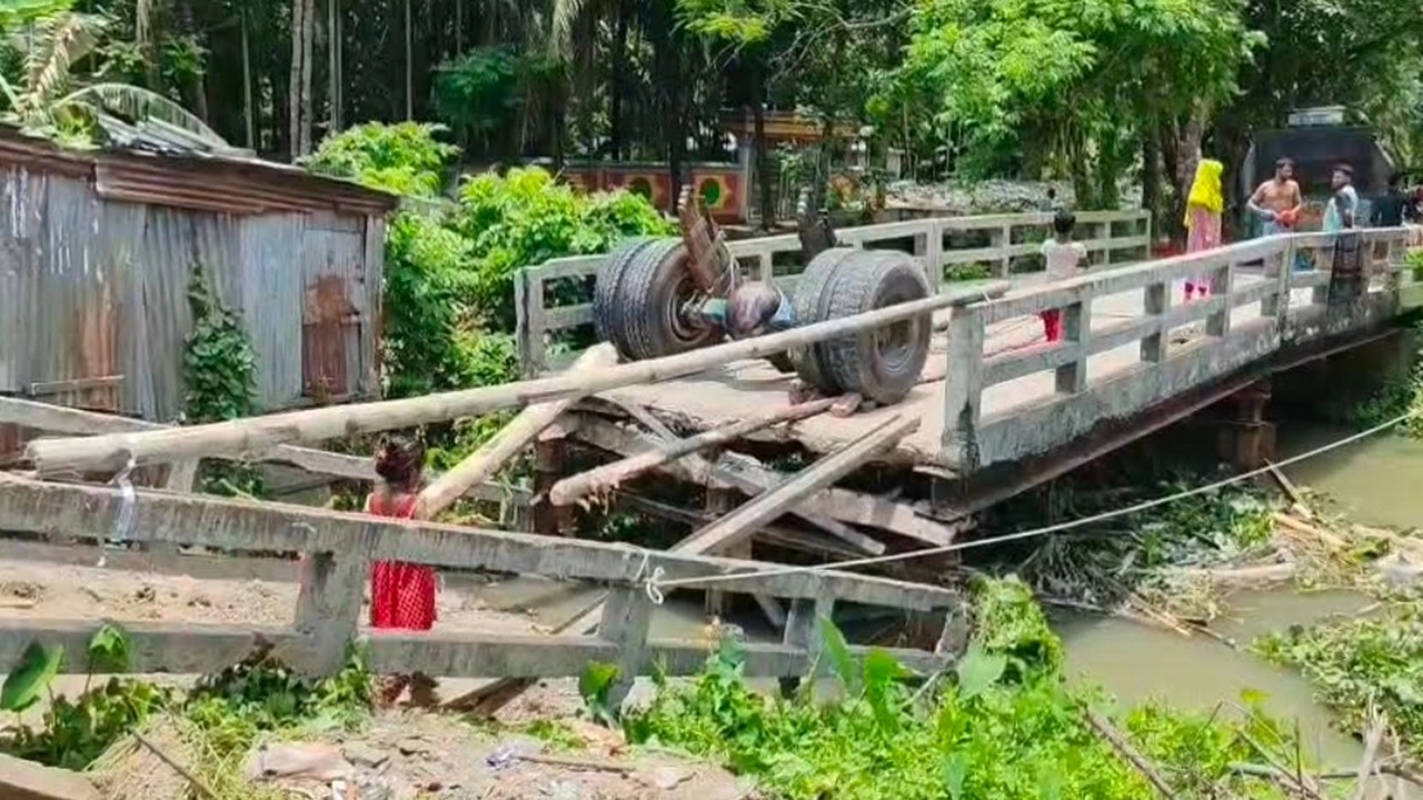 ঠালিয়ায় ব্রিজ ভেঙে ট্রাক খাল