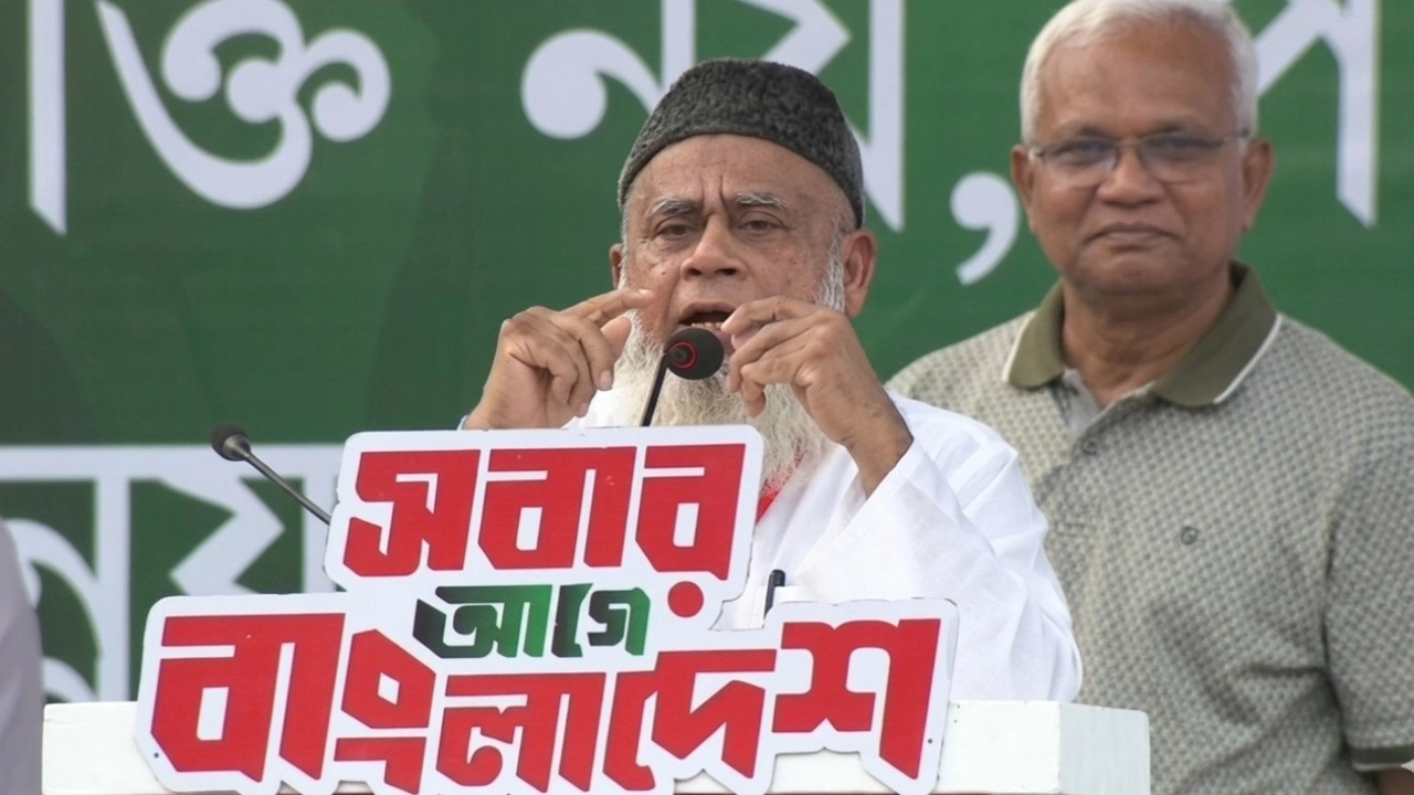চাঁদপুর সরকারি কলেজ মাঠে ‘ফ্যামিলি কার্ড’ বিতরণ কার্যক্রমের উদ্বোধনী অনুষ্ঠানে বক্তব্য রাখছেন চাঁদপুর-২ আসনের সংসদ সদস্য আলহাজ্ব ড. মো. জালাল উদ্দিন।