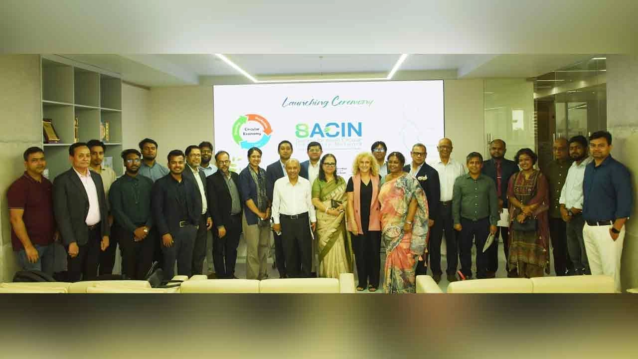 গবেষণাপ্রতিষ্ঠান সোসাইটি ফর এশিয়ান সার্কুলার ইনোভেশন নেটওয়ার্কের (সাচিন) আত্মপ্রকাশ অনুষ্ঠানে সংস্থাটির কর্মকর্তাদের সঙ্গে অতিথিরা