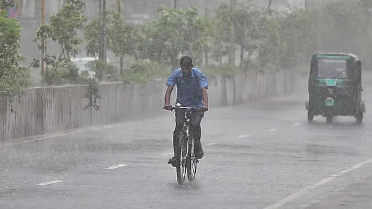 সাতসকালে ঢাকায় ঝুম বৃষ্টি