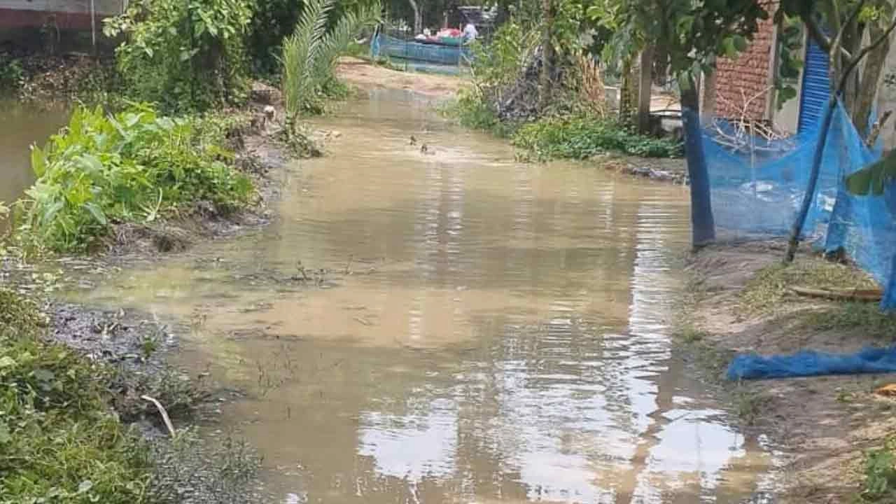 মাধবপুর চৌমুহনী ইউনিয়নের কমলপুর-গোপীনাথপুর সড়ক পানির নিচে