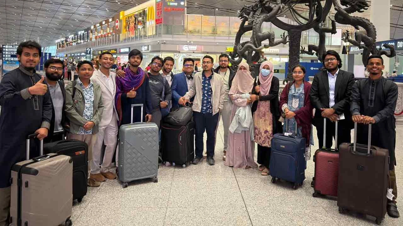 বেইজিং এয়ারপোর্টে ডাকসুর নেতারা।