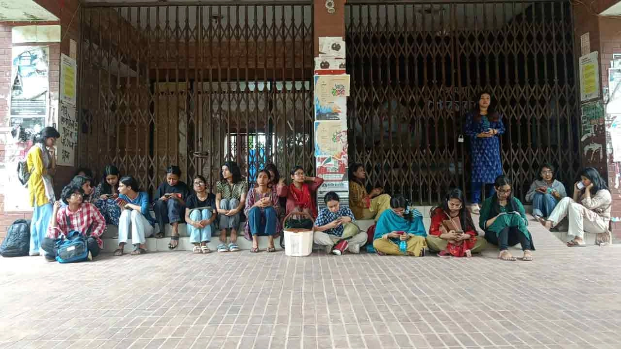 প্রশাসনিক ভবন অবরোধ করেছেন আন্দোলনকারী শিক্ষার্থীরা