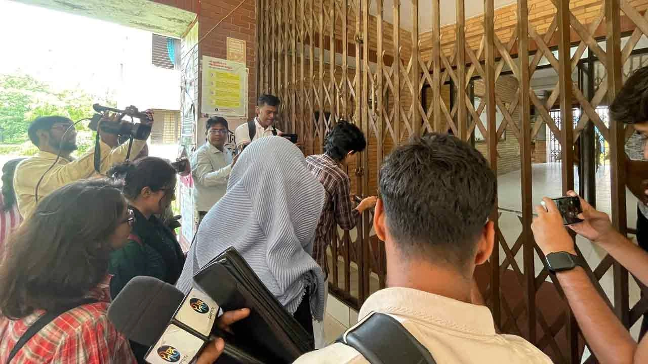 প্রশাসনিক ভবনে তালা ঝুলিয়েছেন শিক্ষার্থীরা