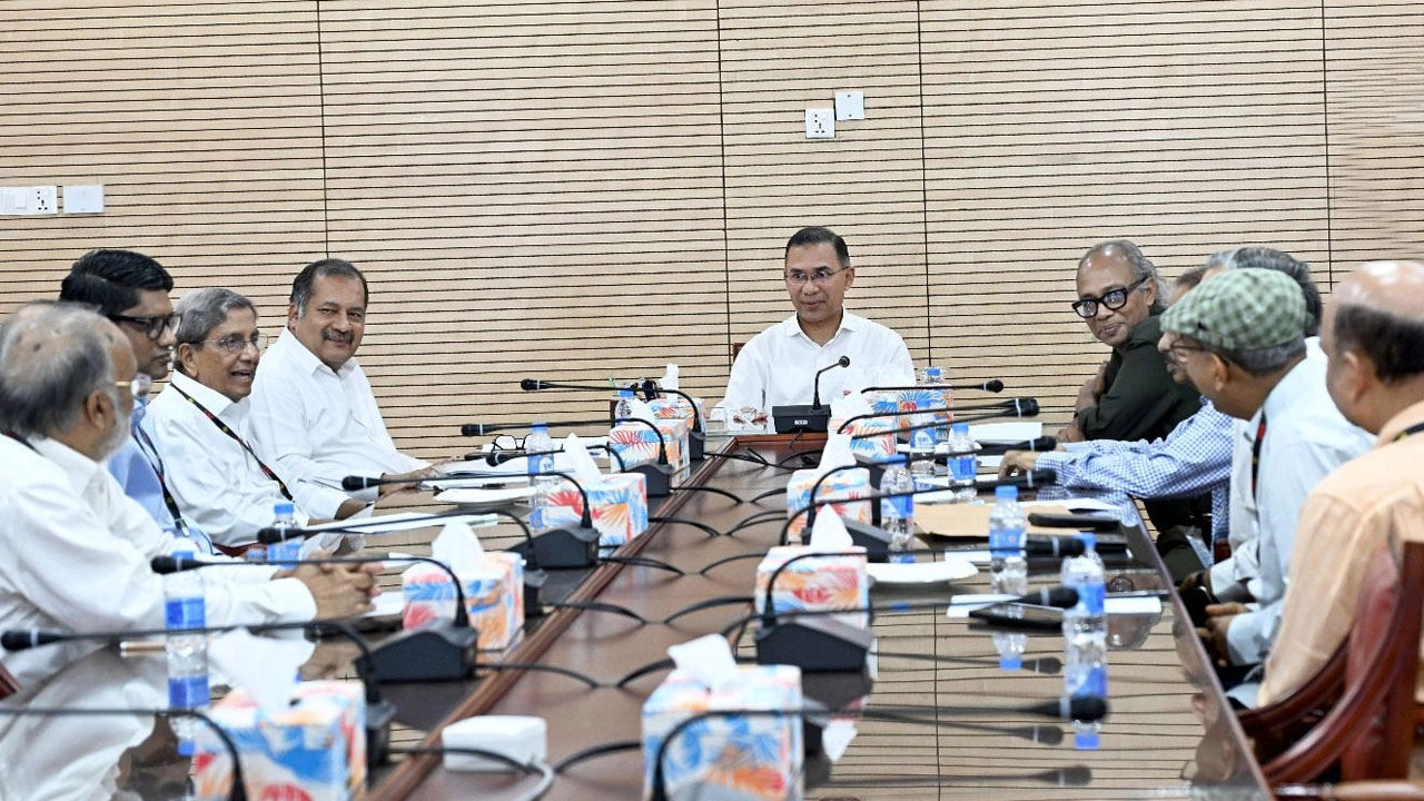 প্রধানমন্ত্রী তারেক রহমানের সঙ্গে বৈঠক করছেন সম্পাদক পরিষদের নেতারা।