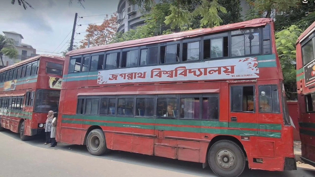 জগন্নাথ বিশ্ববিদ্যালয়ের বাস