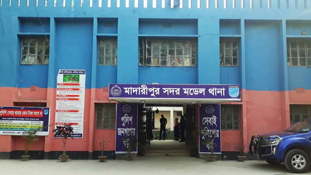 মাদারীপুরে একই পরিবারের তিনজনের মরদেহ উদ্ধার