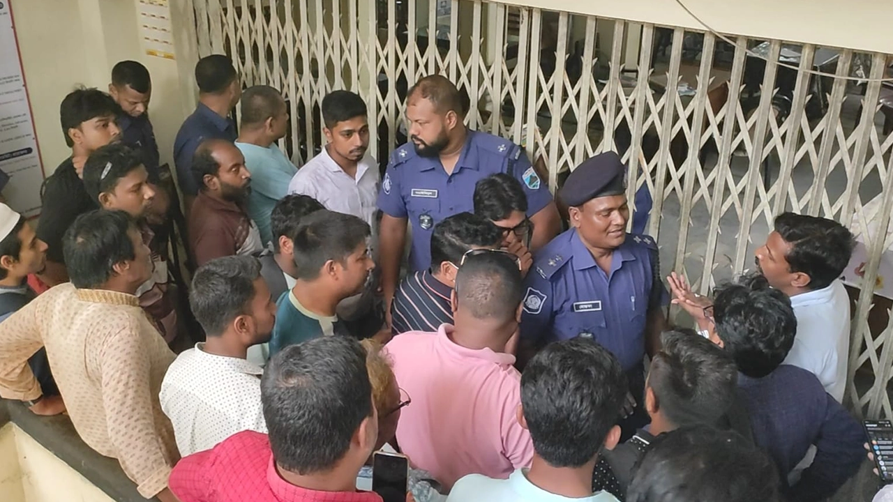 চাঁপাইনবাবগঞ্জে আইনজীবীদের দুই পক্ষের সংঘর্ষ, আহত ৪