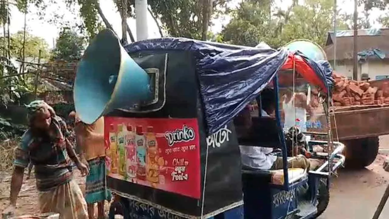 কুড়িগ্রামে বাবার ঋণ পরিশোধ কর‌তে মাইকিং