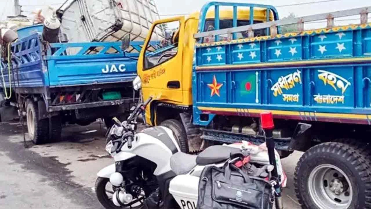 দুর্ঘটনাকবলিত দুটি ট্রাক
