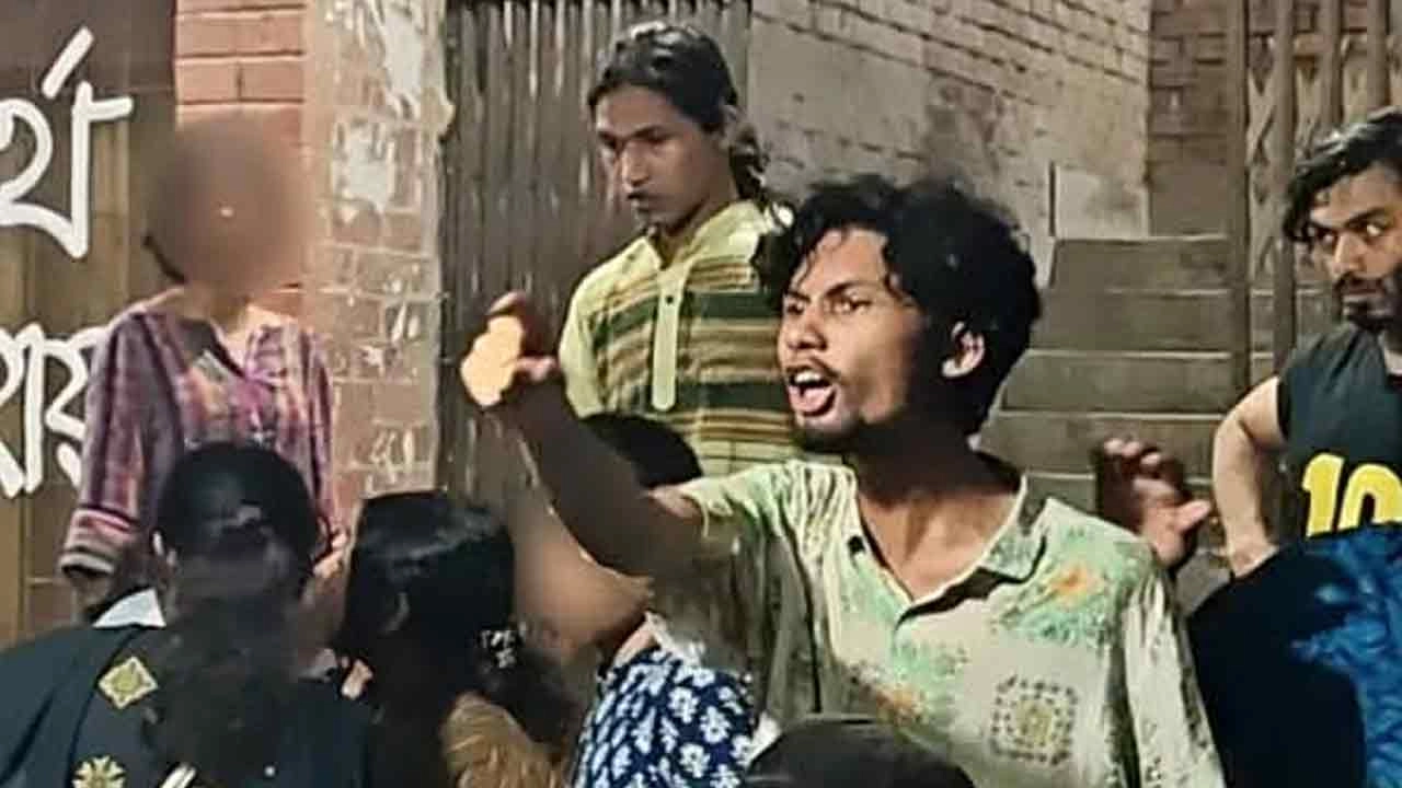 সাংবাদিকদের কাজে বাধা দেওয়ার একাধিক অভিযোগ উঠেছে একদল শিক্ষার্থীর বিরুদ্ধে