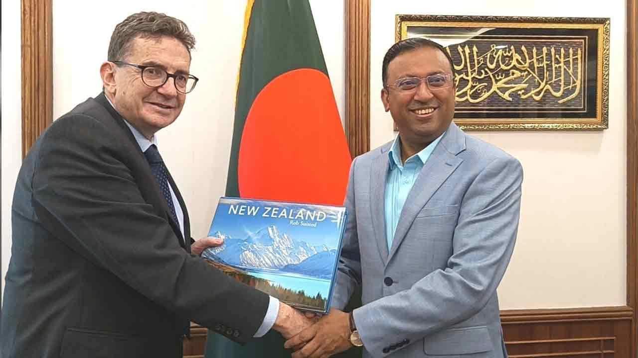 প্রধানমন্ত্রী পররাষ্ট্রবিষয়ক উপদেষ্টা হুমায়ুন কবিরের সঙ্গে সাক্ষাৎ করেছেন ঢাকায় নিযুক্ত নিউজিল্যান্ডের হাইকমিশনার ডেভিড পাইন