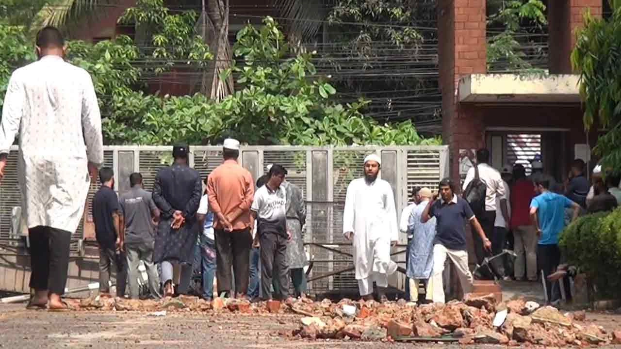 প্রধান ফটকে তালা দিয়ে ডুয়েট ব্লকেড কর্মসূচি পালন করেছে সাধারণ শিক্ষার্থীরা