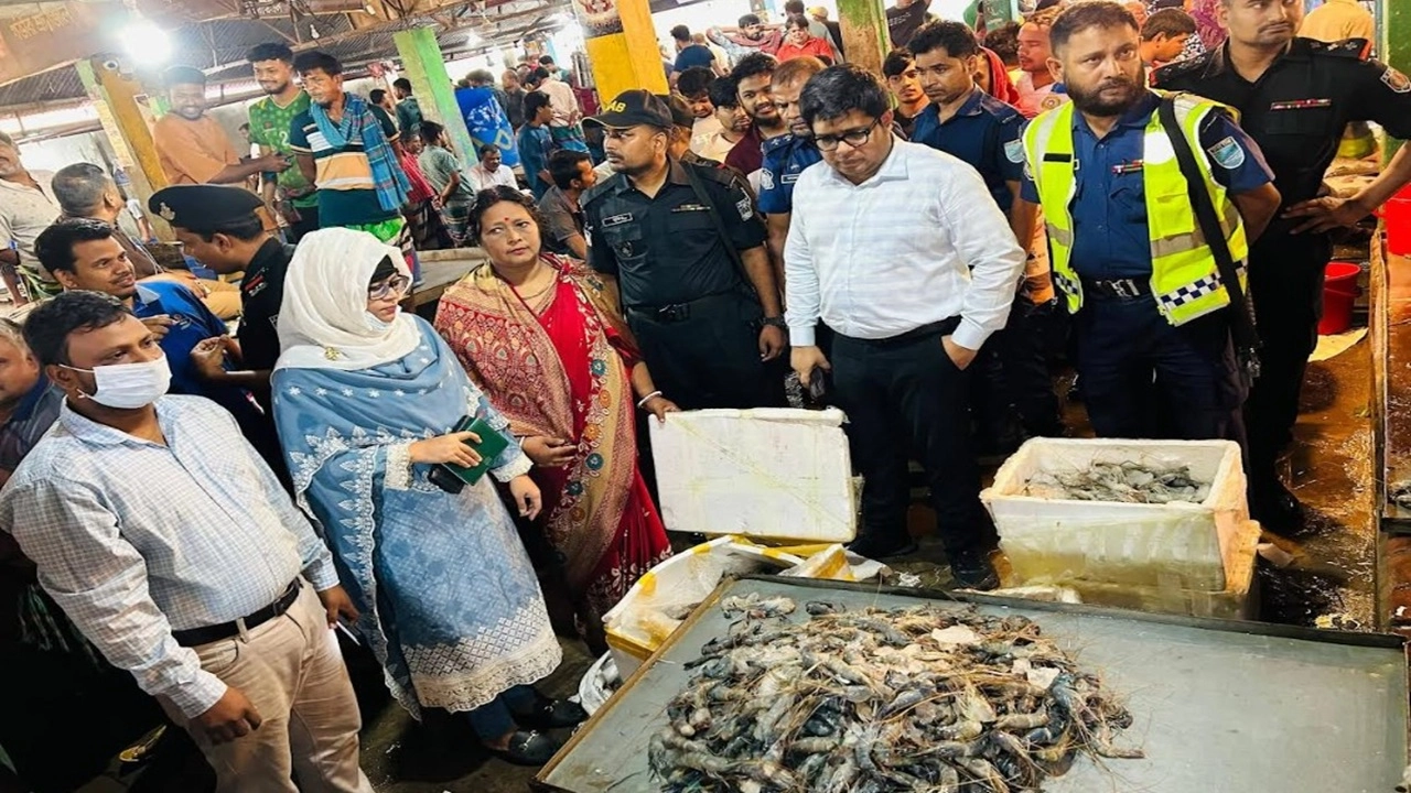 মাছের আড়তে মোবাইল কোর্ট, জনসম্মুখে ধ্বংস করা হলো ভেজাল চিংড়ি