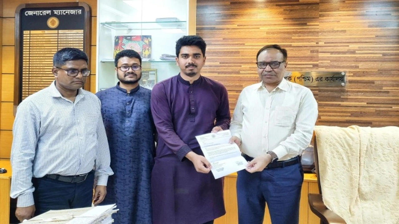 বিশ্ববিদ্যালয় স্টেশনে ট্রেন না থামলে ট্রেন চলতে দেব না: রাকসু এজিএস