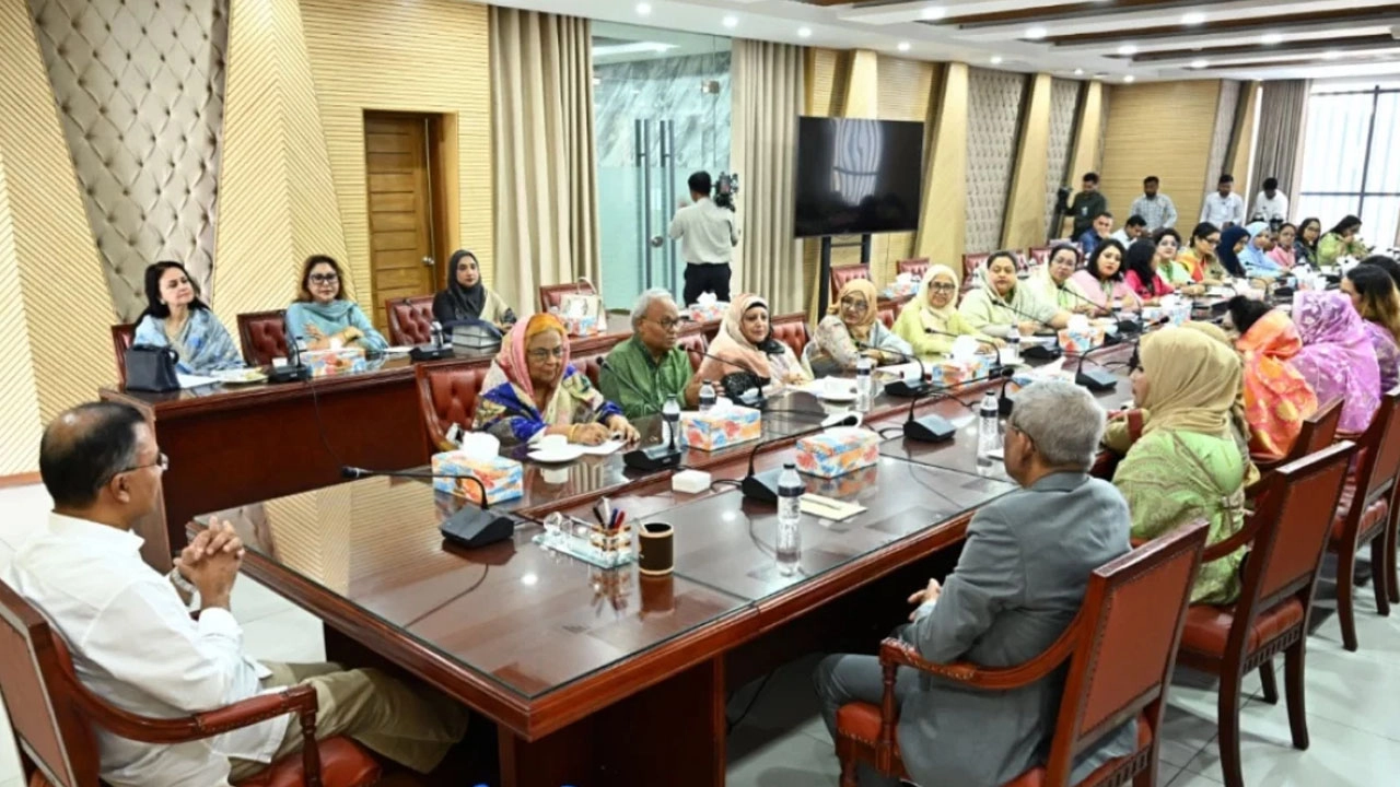 নারী এমপিদের সঙ্গে বৈঠকে প্রধানমন্ত্রী।