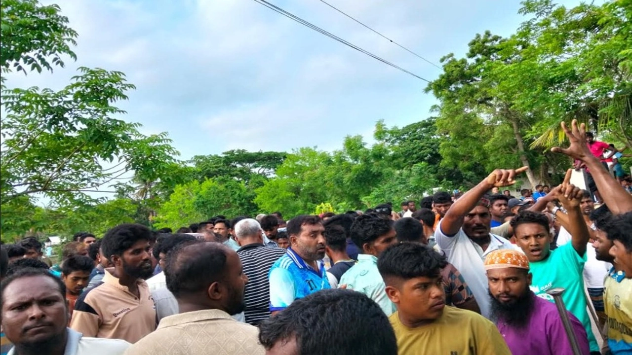 বনবিভাগের গুলিতে জেলে নিহতের জেরে শ্যামনগরে বন অফিসে হামলা-ভাঙচুর