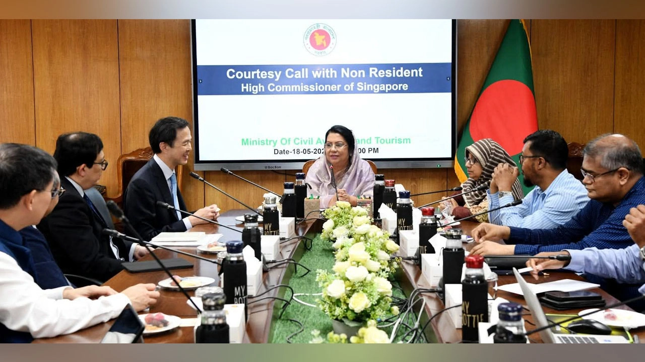 আফরোজা খানমের সঙ্গে সৌজন্য সাক্ষাৎ করেন সিঙ্গাপুরের রাষ্ট্রদূত দেড়েক লোহ ইউ-টসে।