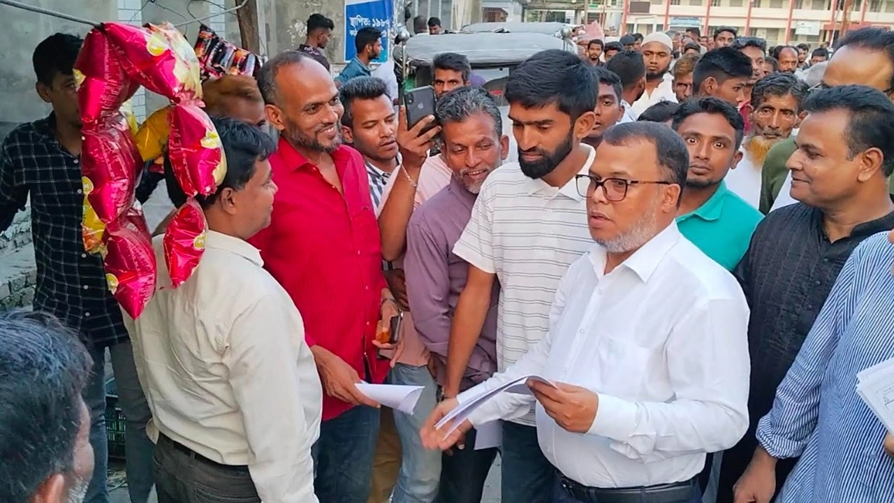 ঝালকাঠিতে জুলাই সনদ বাস্তবায়নের দাবিতে লিফলেট বিতরণ