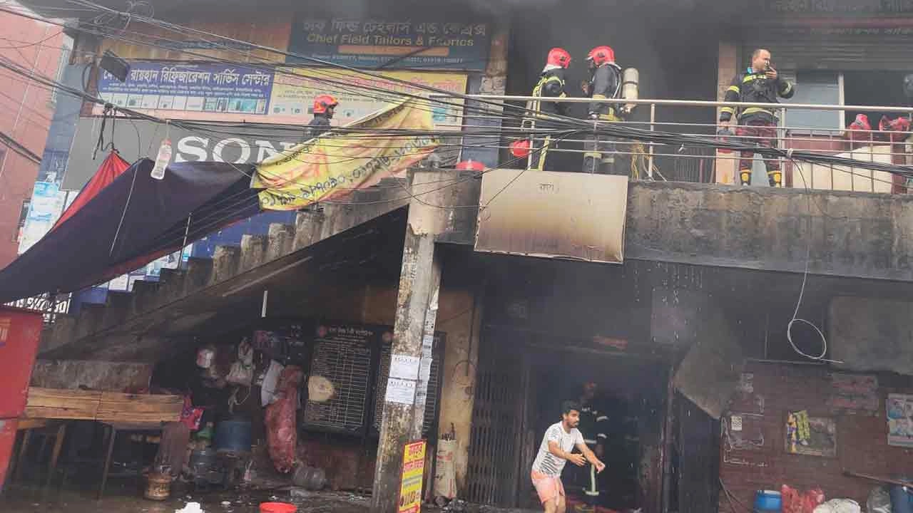 রাজধানীর বিজয় সরণিতে আগুন