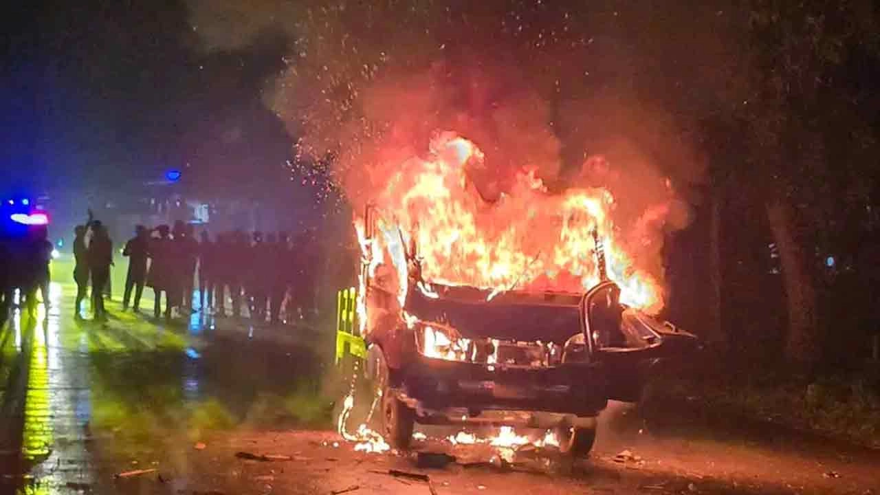 পিকআপ ভ্যানে আগুন ধরিয়ে দেয় বিক্ষুব্ধ জনতা