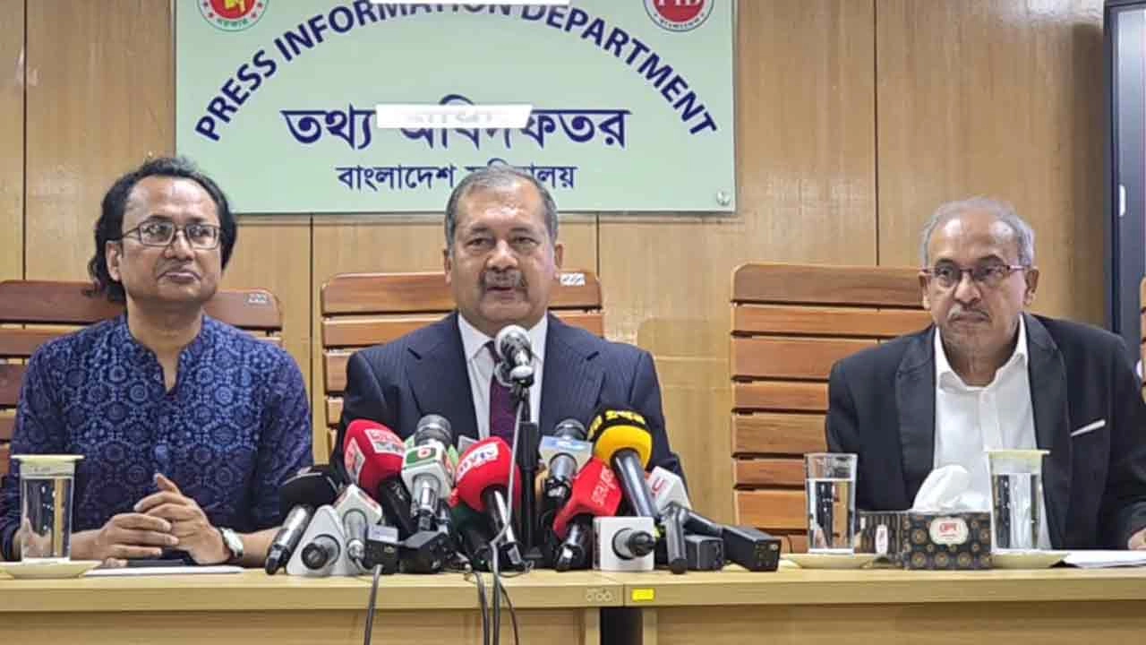 তথ্য অধিদফতরে সরকারের বিভিন্ন কর্মকাণ্ড তুলে ধরতে আয়োজিত সংবাদ সম্মেলনে কথা বলছেন তথ্য ও সম্প্রচার মন্ত্রী জহির উদ্দিন স্বপন।
