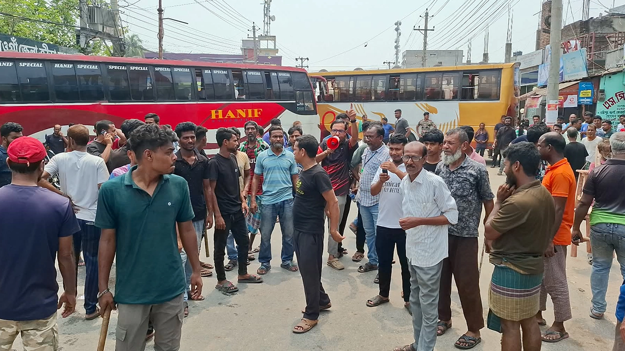 বাসচালকে মারধরের অভিযোগে শ্রমিকদের বিক্ষোভ