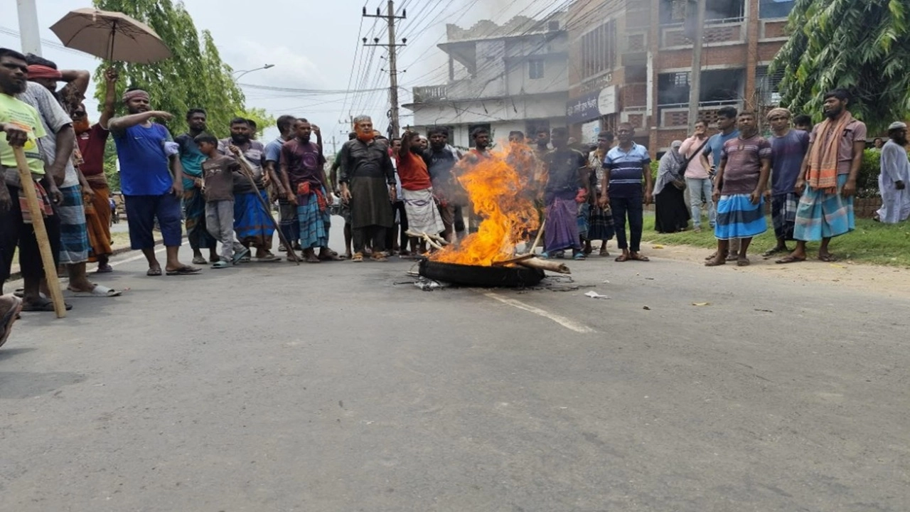 খুলনায় শ্রমিকদের সড়ক অবরোধ