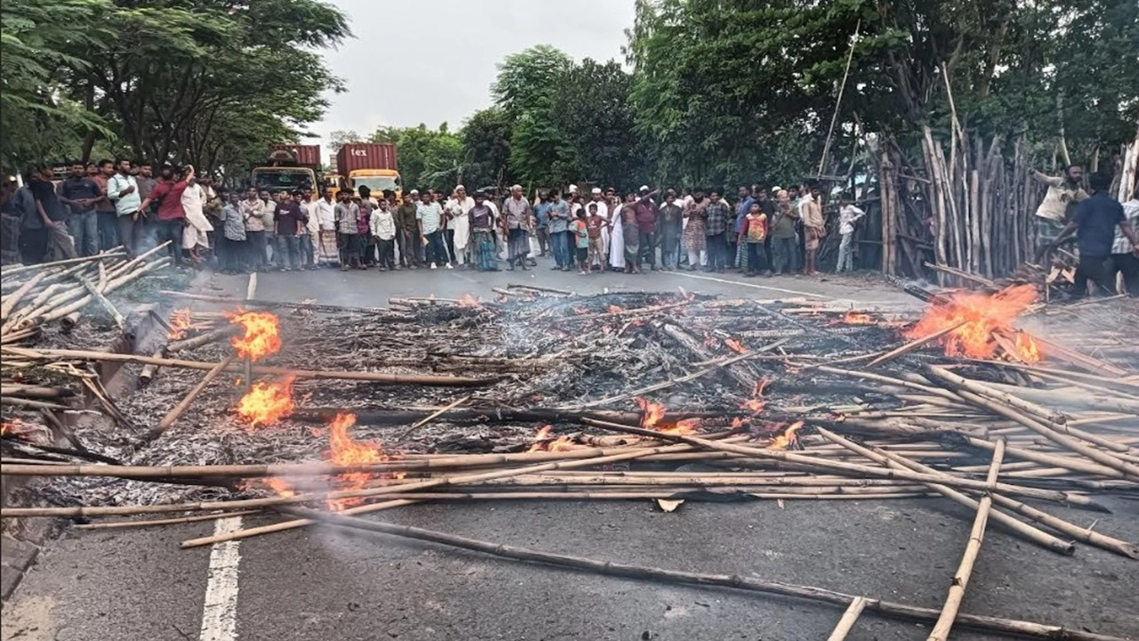 সীতাকুণ্ডে শিক্ষার্থী আহত, উত্তাল মহাসড়ক