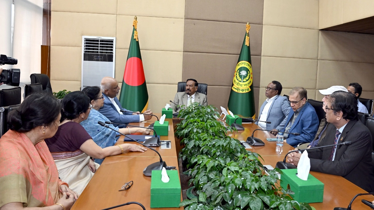 ড. দেবপ্রিয় ভট্টাচার্যের নেতৃত্বে একটি প্রতিনিধিদল স্পিকারের সঙ্গে সাক্ষাৎ করেন।