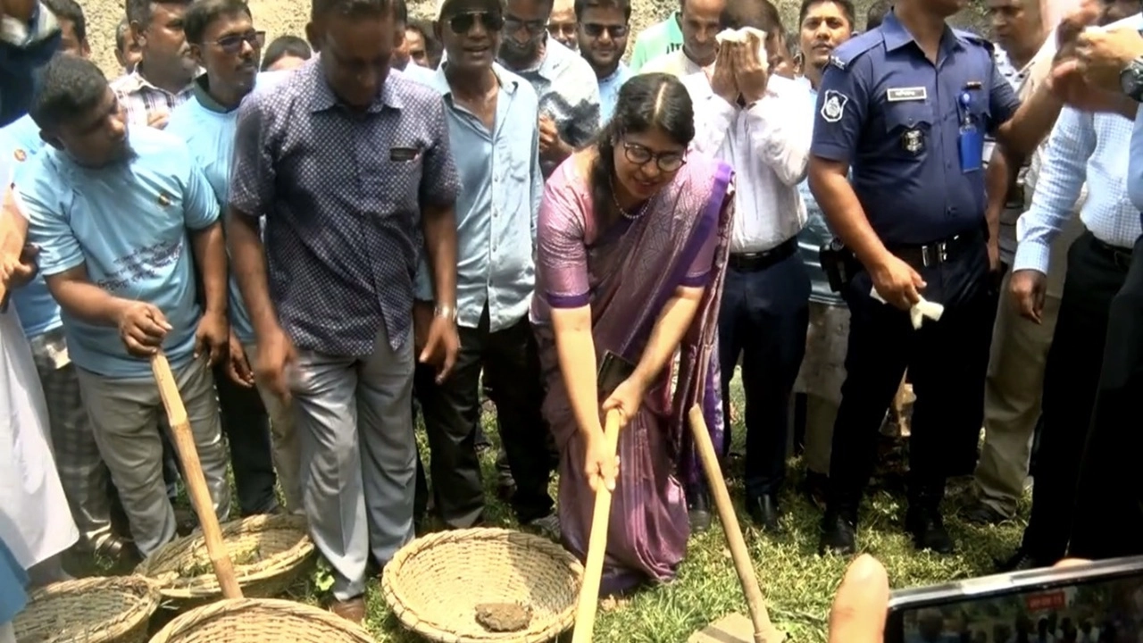 কুষ্টিয়ায় স্বেচ্ছাশ্রমে খাল পুনঃখনন কাজের উদ্বোধন