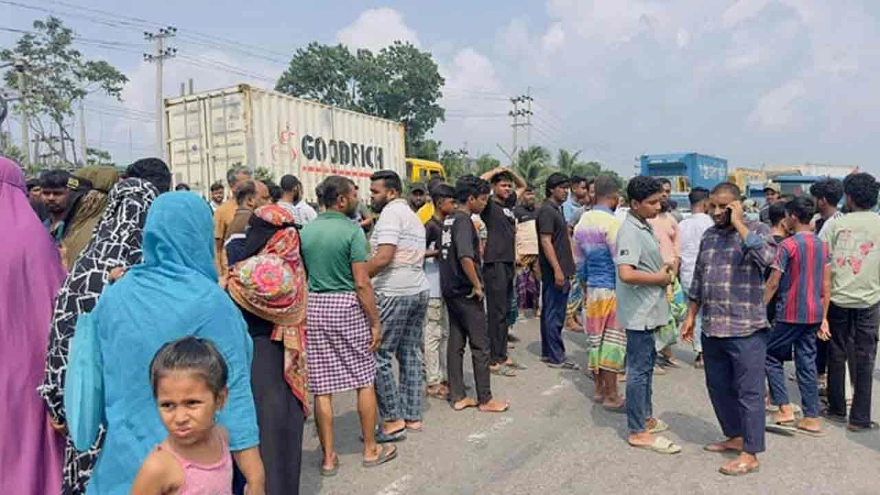 অটোচালকের মৃত্যুর ঘটনায় অভিযুক্তকে গ্রেপ্তারের দাবিতে সড়কে বিক্ষোভ করেন এলাকাবাসী