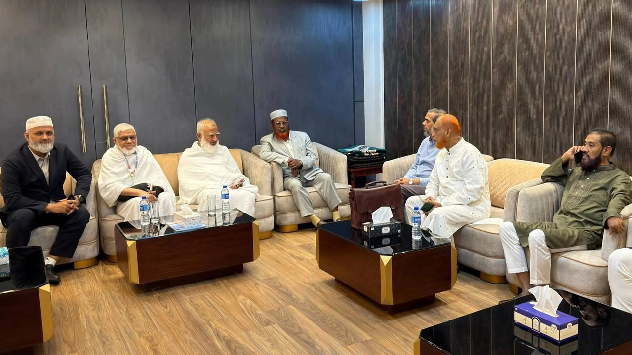 বিমানবন্দরে দলীয় নেতাকর্মীদের সঙ্গে শুভেচ্ছা বিনিময় করেন জামায়াত আমির
