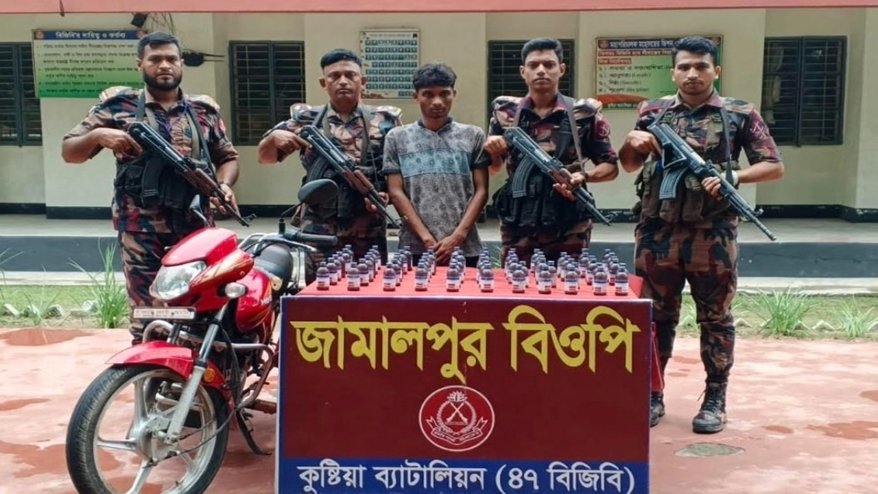 ভারতীয় ৬৫ বোতল নেশাজাতীয় সিরাপসহ যুবক আটক