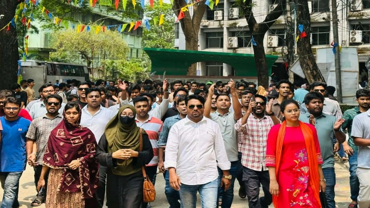 নবাগত শিক্ষার্থীদের স্বাগত জানিয়ে ছাত্রদল নেতা সুমন সরদারের নেতৃত্বে মিছিল