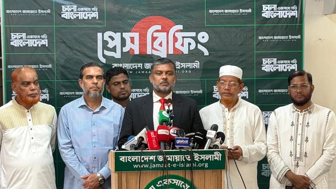 জামায়াতের কেন্দ্রীয় কার্যালয়ে আয়োজিত সংবাদ সম্মেলনে বক্তব্য রাখেন দলের কর্মপরিষদের সদস্য ও সিনিয়র আইনজীবী শিশির মোহাম্মদ মনির