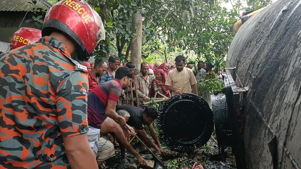 রায়গঞ্জে বিটুমিনবাহী ট্রাক উল্টে পথচারী নারী নিহত