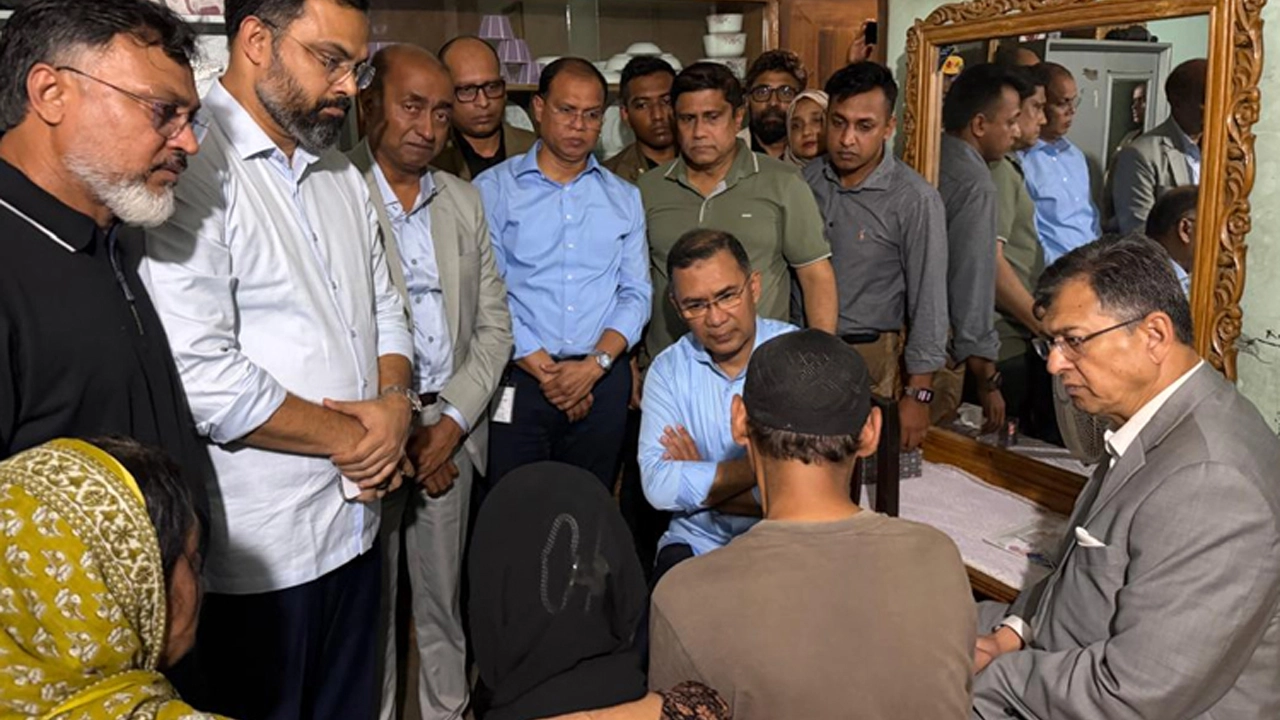 আজ রাতে ঢাকার পল্লবী এলাকায় রামিসা আক্তারের পরিবারের সঙ্গে দেখা করতে তার বাসায় যান প্রধানমন্ত্রী তারেক রহমান। ছবি : পিএমও