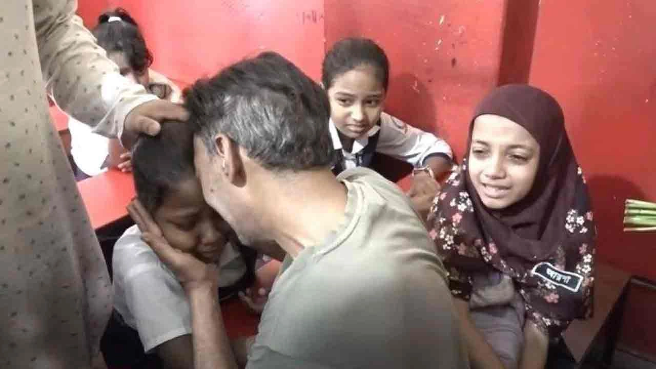 রামিসার সহপাঠীদের জড়িয়ে ধরে কান্নায় ভেঙে পড়েন বাবা আবদুল হান্নান মোল্লা