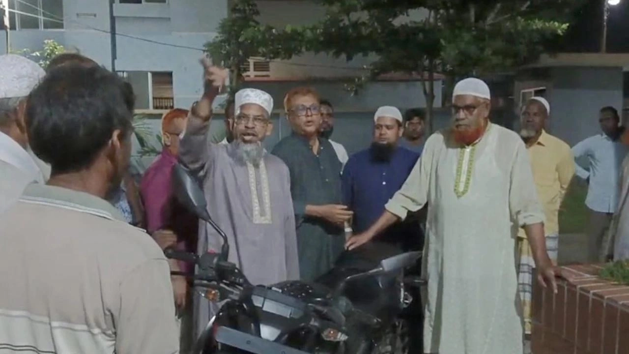 পাবনা-৩ আসনের এমপি মোহাম্মদ আলী আছগার দলীয় নেতাকর্মীদের নিয়ে থানায় বিক্ষোভ মিছিল করেন।
