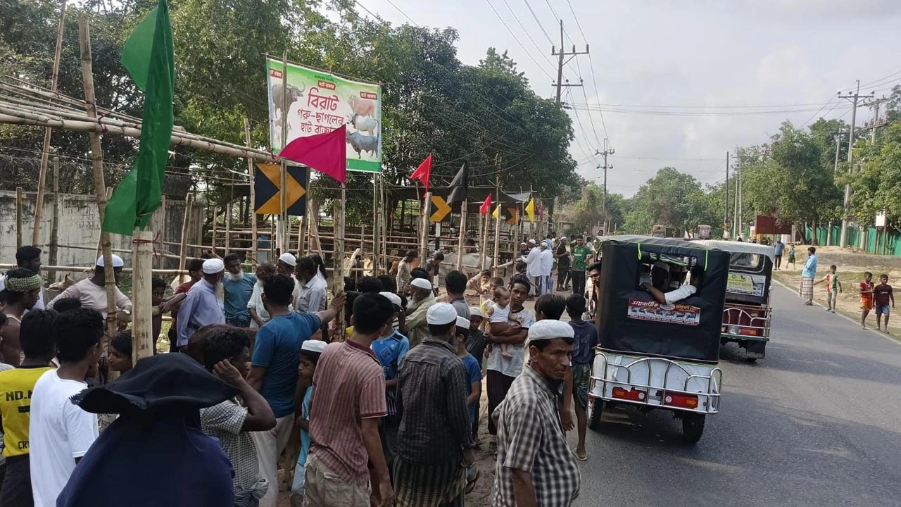 পাহাড়ী ঢালুতে অস্থায়ী পশুর হাট।