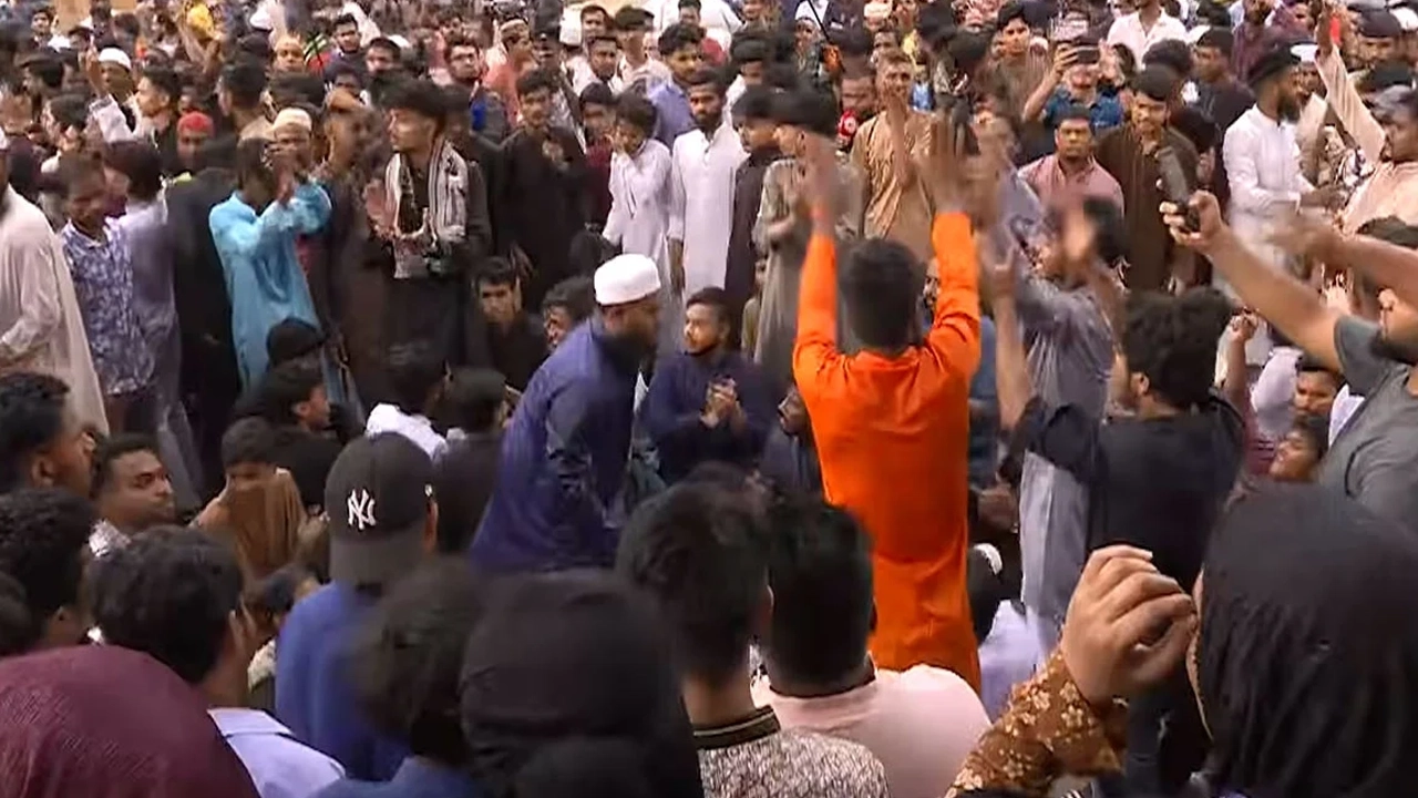 রামিসা হত্যার বিচার দাবিতে মিরপুর-১০ নম্বর গোলচত্বর অবরোধ করে বিক্ষোভ