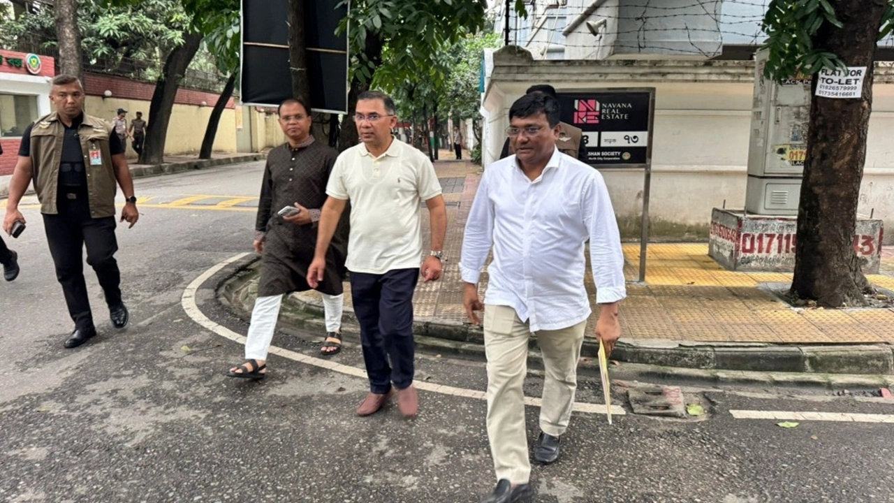 বাসভবন থেকে হেঁটে রাজনৈতিক কার্যালয়ে যাচ্ছেন প্রধানমন্ত্রী
