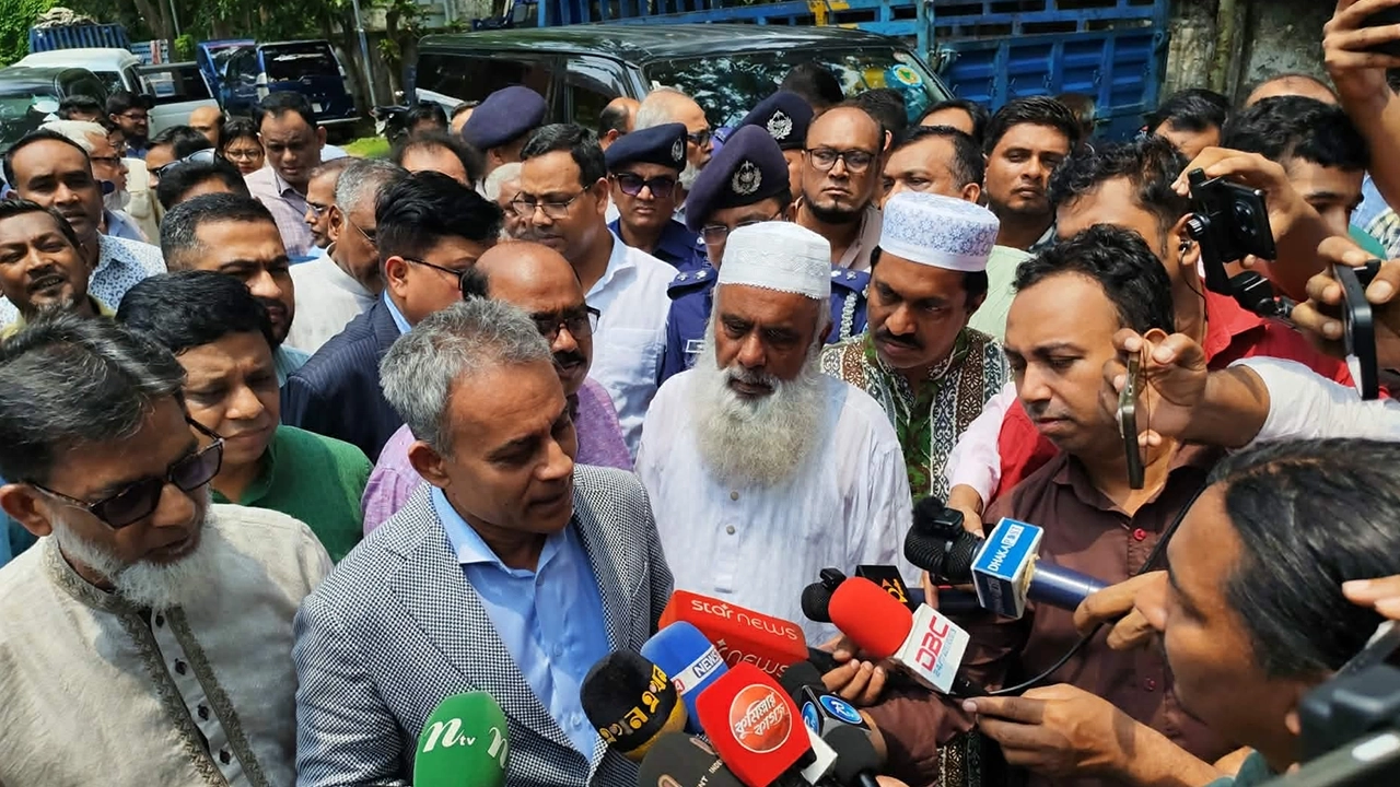 কুমিল্লায় সড়ক দুর্ঘটনায় ক্ষতিগ্রস্তদের সহায়তায় চেক বিতরণ ও সচেতনতামূলক সভা শেষে সড়ক পরিবহন ও সেতুমন্ত্রী শেখ রবিউল আলম