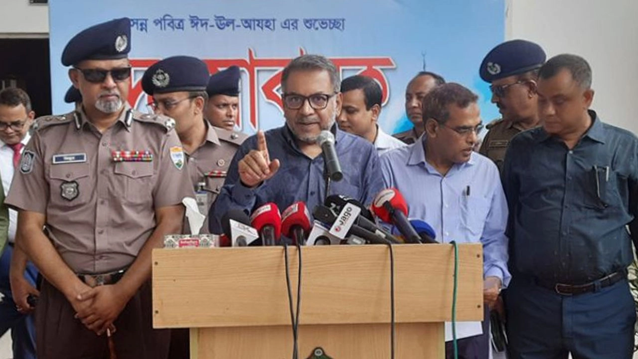 কমলাপুর রেলওয়ে স্টেশন পরিদর্শনে এসে বক্তব্য রাখেন রেল সচিব ফাহিমুল ইসলাম