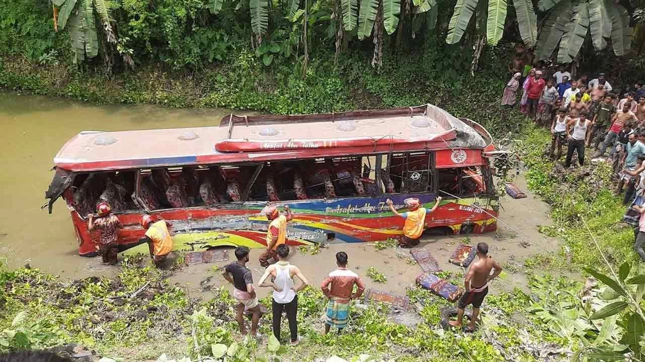 কুষ্টিয়ায় ট্রাক-বাস মুখোমুখি সংঘর্ষে বাসটি উল্টে পুকুরে পড়ে যায়
