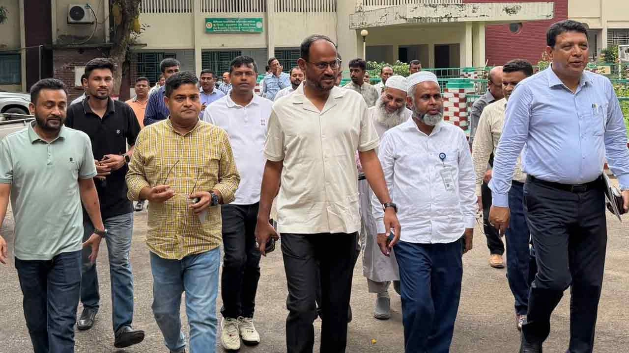 জাতীয় চিড়িয়াখানায় পশু-পাখির খাবার ও সার্বিক উন্নয়ন কার্যক্রমের অগ্রগতি পরিদর্শcb মৎস্য ও প্রাণিসম্পদ প্রতিমন্ত্রী সুলতান সালাউদ্দিন টুকু
