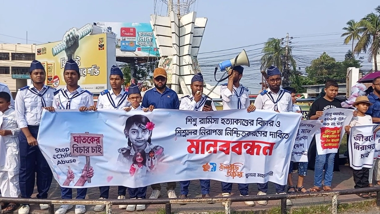 রামিসা হত্যার বিচার ও শিশু নিরাপত্তা নিশ্চিতের দাবিতে খুলনায় ফুলকুঁড়ি আসরের মানববন্ধন