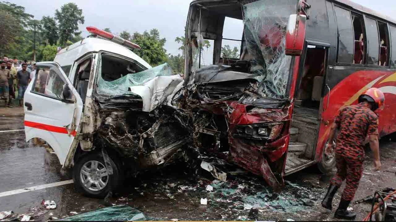 দুমড়ে মুচড়ে যাওয়া বাস ও অ্যাম্বুলেন্স
